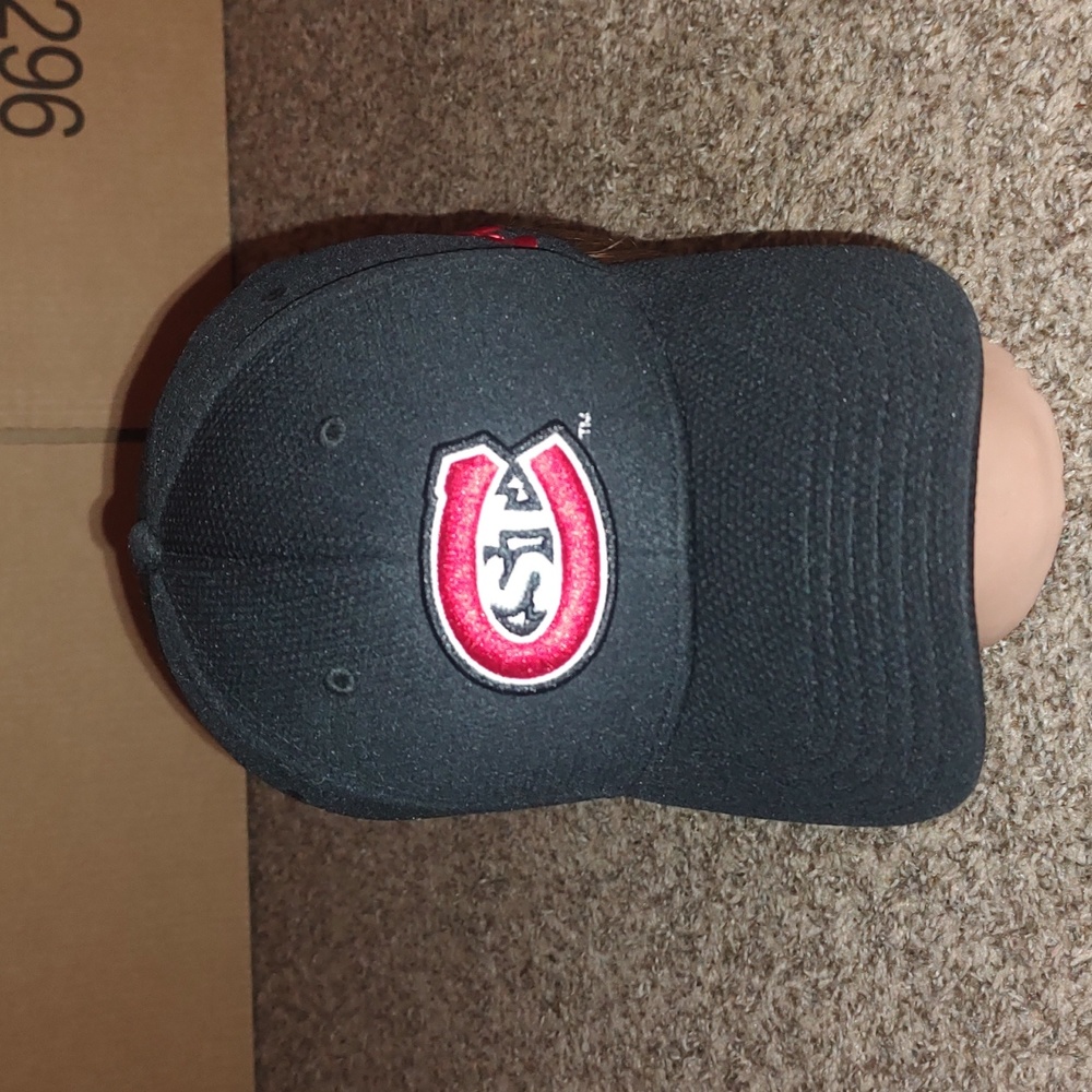 Under Armour NCAA St. Cloud State Huskies Fitted Black Hat L/XL